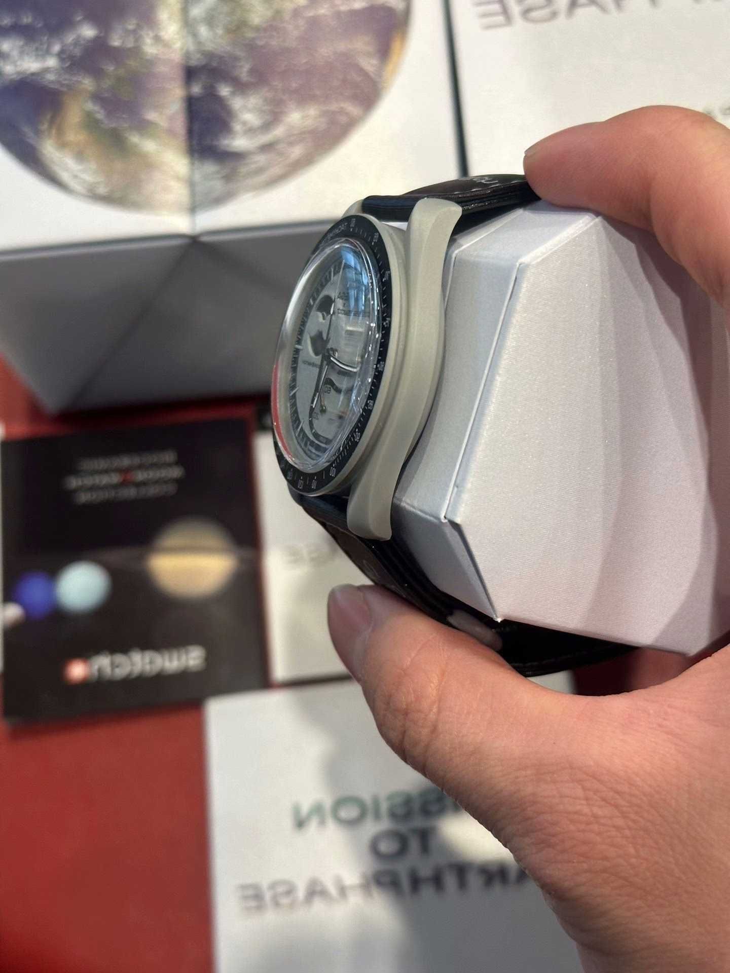 Omega Swatch Faza Ziemi SO33M700 - zegarek do codzienności