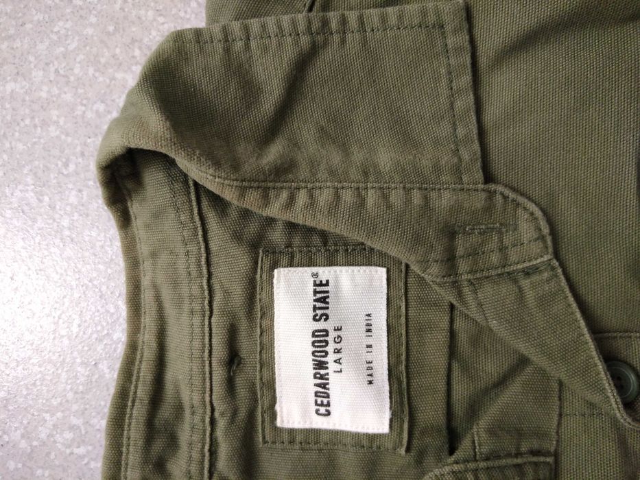 Várias camisas em bom estado