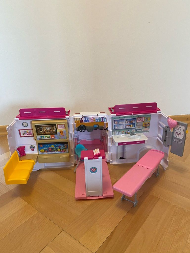 Karetka Barbie FRM 19 ze światłem i dźwiękiem Mattel mobilna klinika