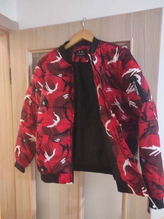 Дутая курточка бомбер красного цвета в камуфляжный рисунок