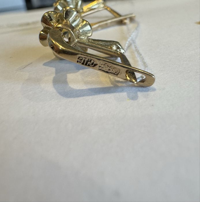 Золотые серьги с якутскими бриллиантами