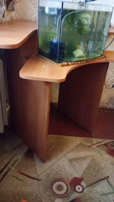 Продаю угловой компьютерный стол