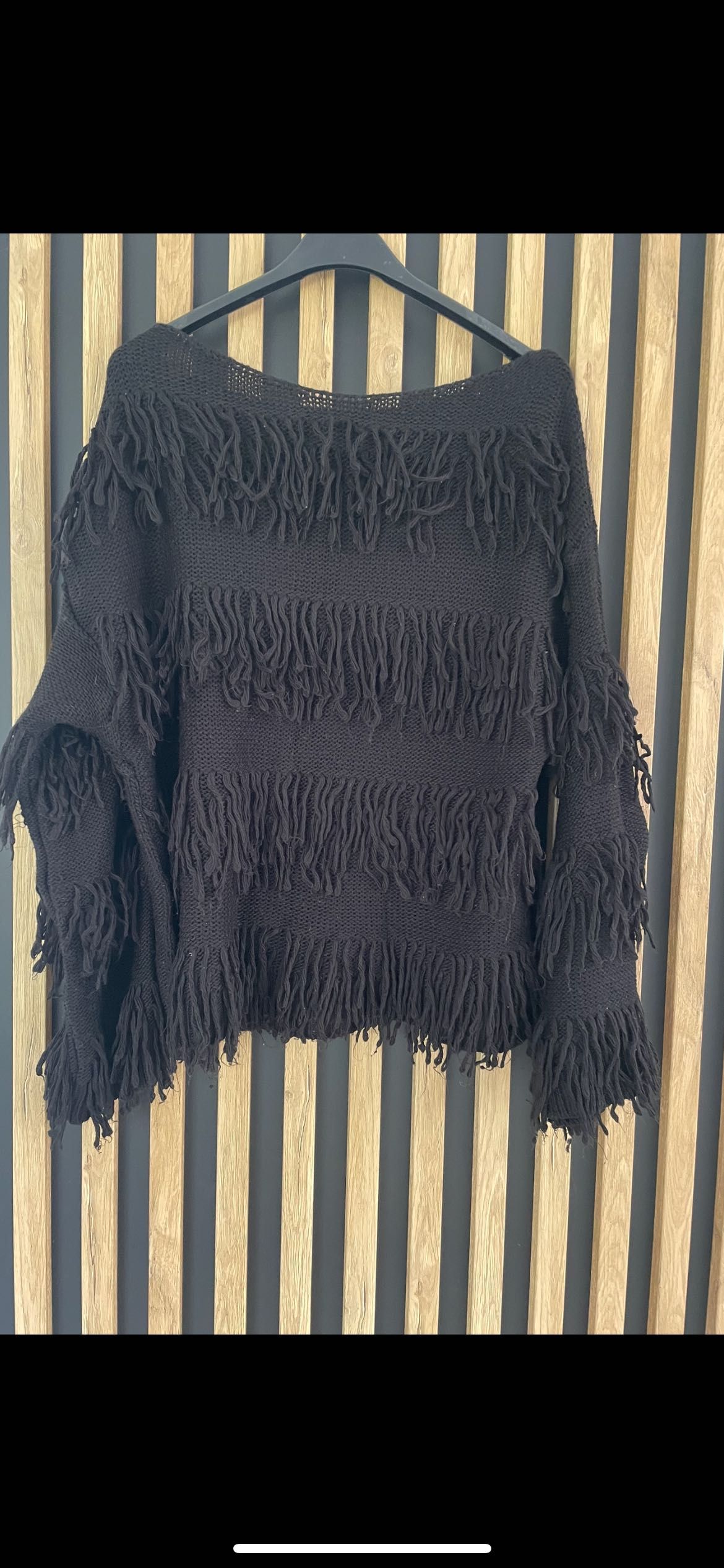 Sweter czarny frędzle