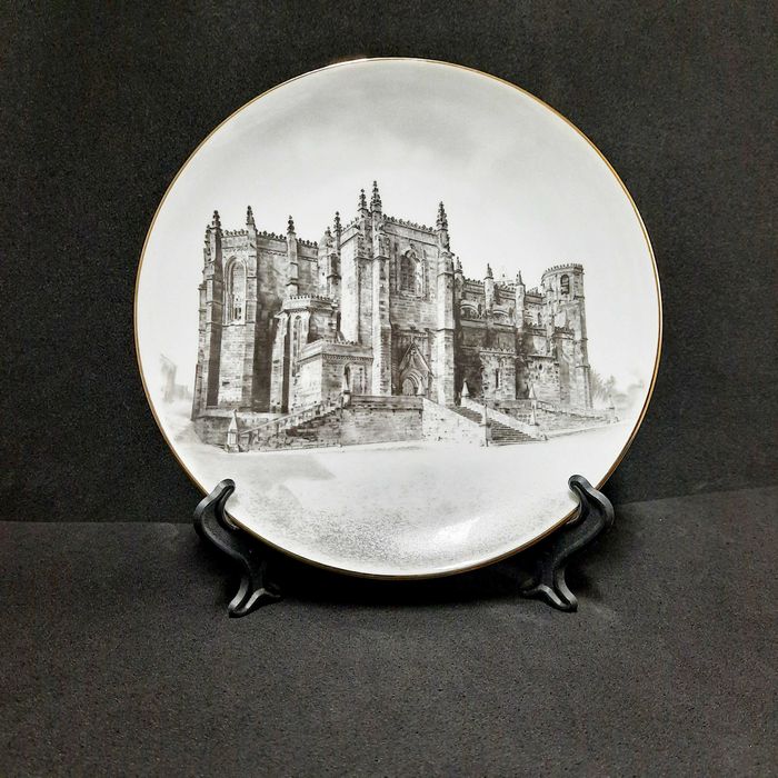 Prato de porcelana Vintage Vista Alegre – Peça de coleção portuguesa