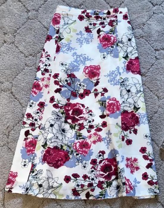 Дві дуже зручні  спідниці в квітковий принт,на підкладці
