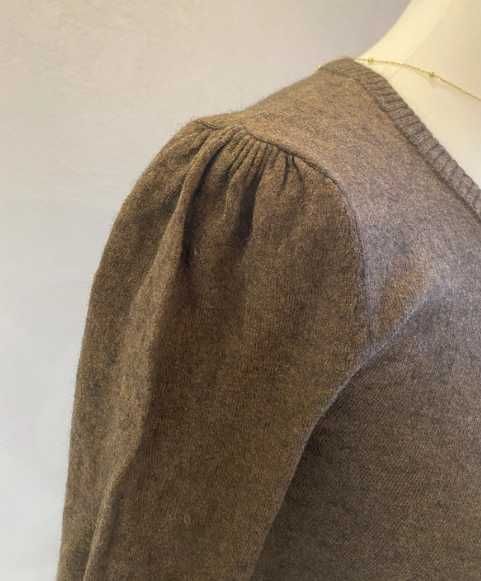 Czekoladowy sweter dopasowany bawełna z wełną jesień szafa kapsułowa