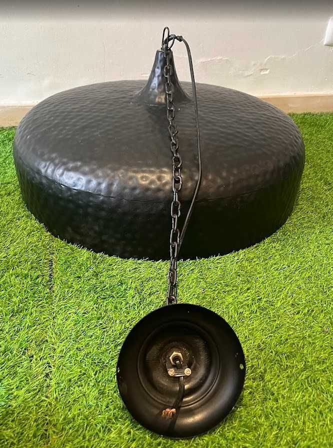 Candeeiro de teto em metal preto e dourado