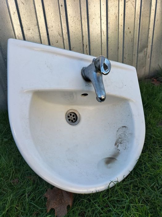 Umywalka z demontażu z baterią i syfonem.