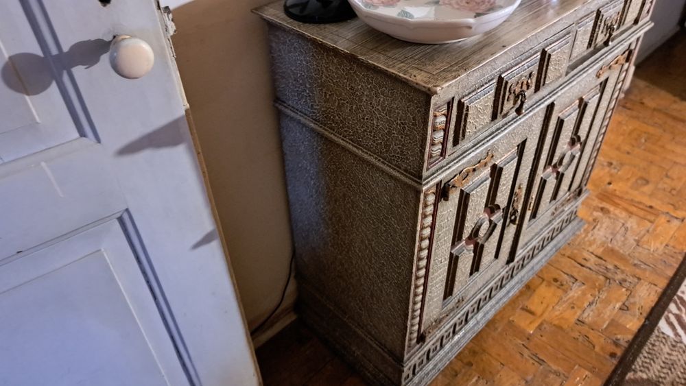 Movel antigo com relevos