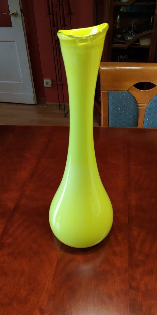 RZADKI. Wysoki wazon( lata 70 te) ze szkła żółtego