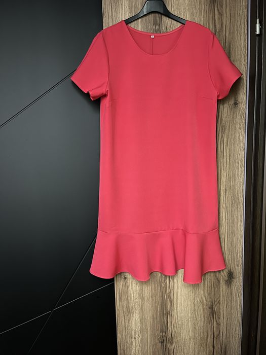 Malinowa gładka sukienka z falbanką 46