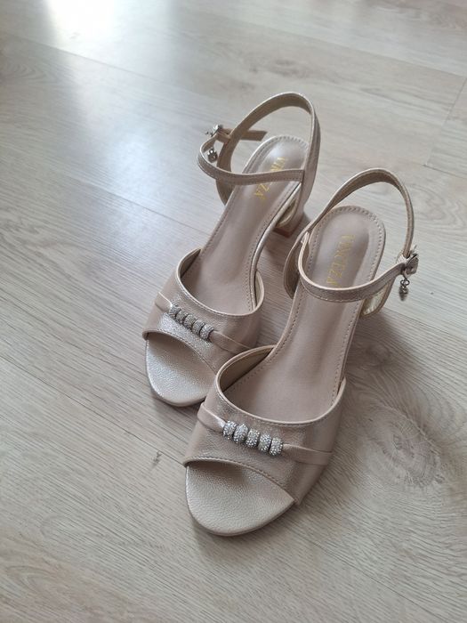 Nowe buty ślubne, buty eleganckie na wesele, buty na słupku.