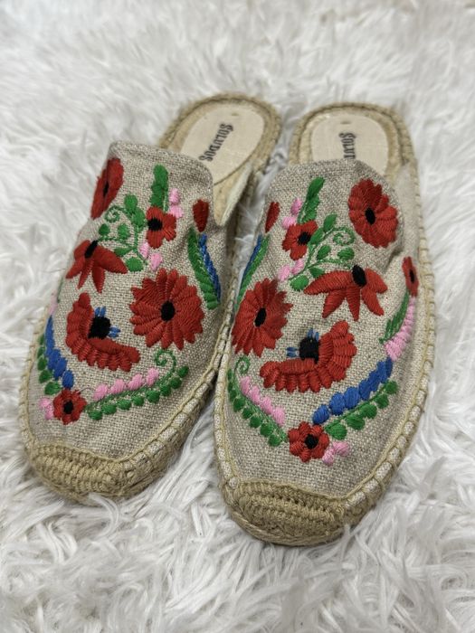 Мюлі з вишивкою Soludos