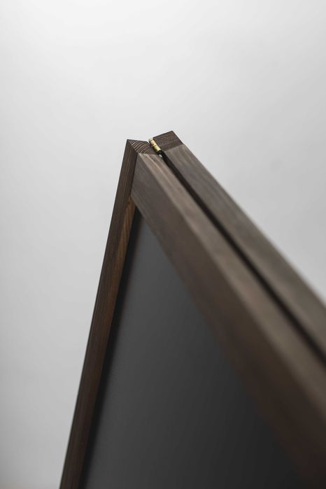 Potykacz reklamowy drewniany o rozmiarze 90x50 cm BRĄZ Tablica kredowa