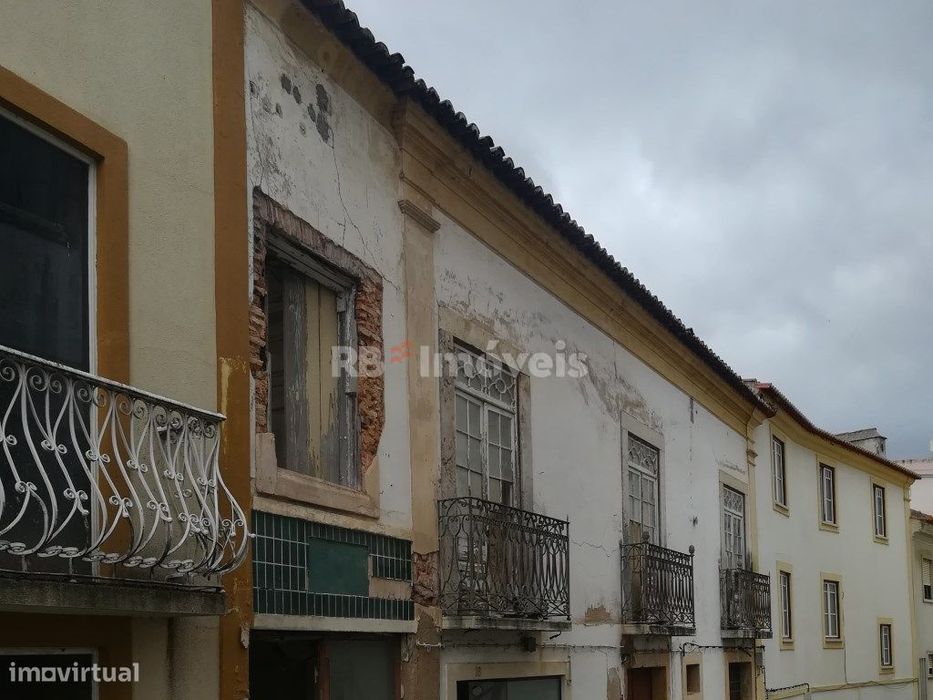 Prédio para recuperar no centro de Abrantes
