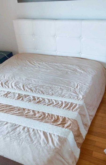 Cama pele branca linda como nova, comprada á um ano, aceito propostas