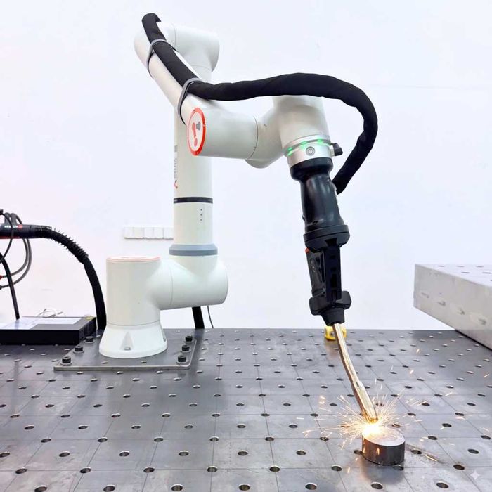 Robot spawalniczy Avena Robotics FR10 – Cobot do spawania 360º