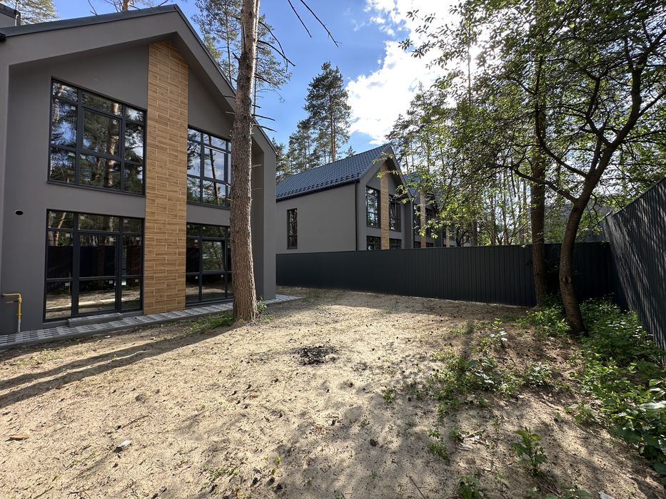 Таунхаус з великою земельною ділянкою. Є розтермінування