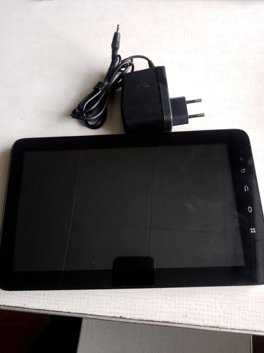 Планшет Андроїд з блоком живлення