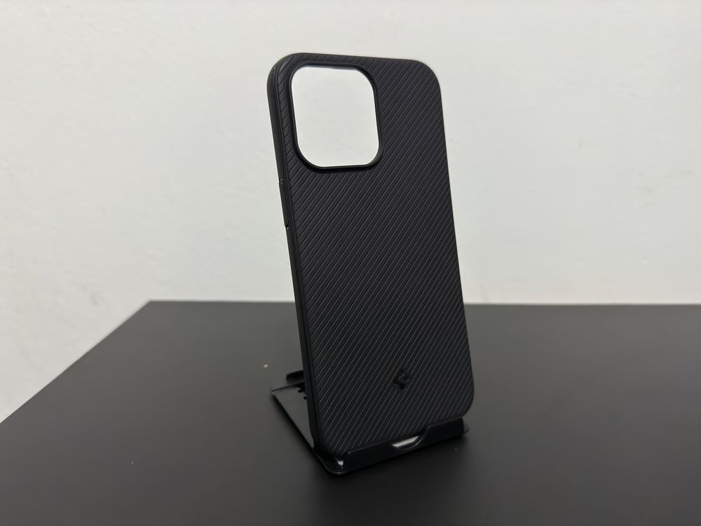 Capa Mag Armor Preta Spigen iPhone 15 Pro Max