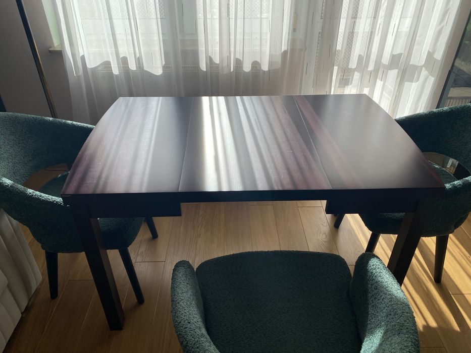 Stół do salonu lub kuchni.