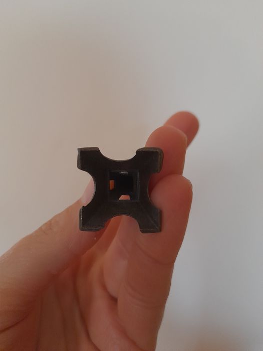 Бредрк ейфелева вежа привезено з Франції