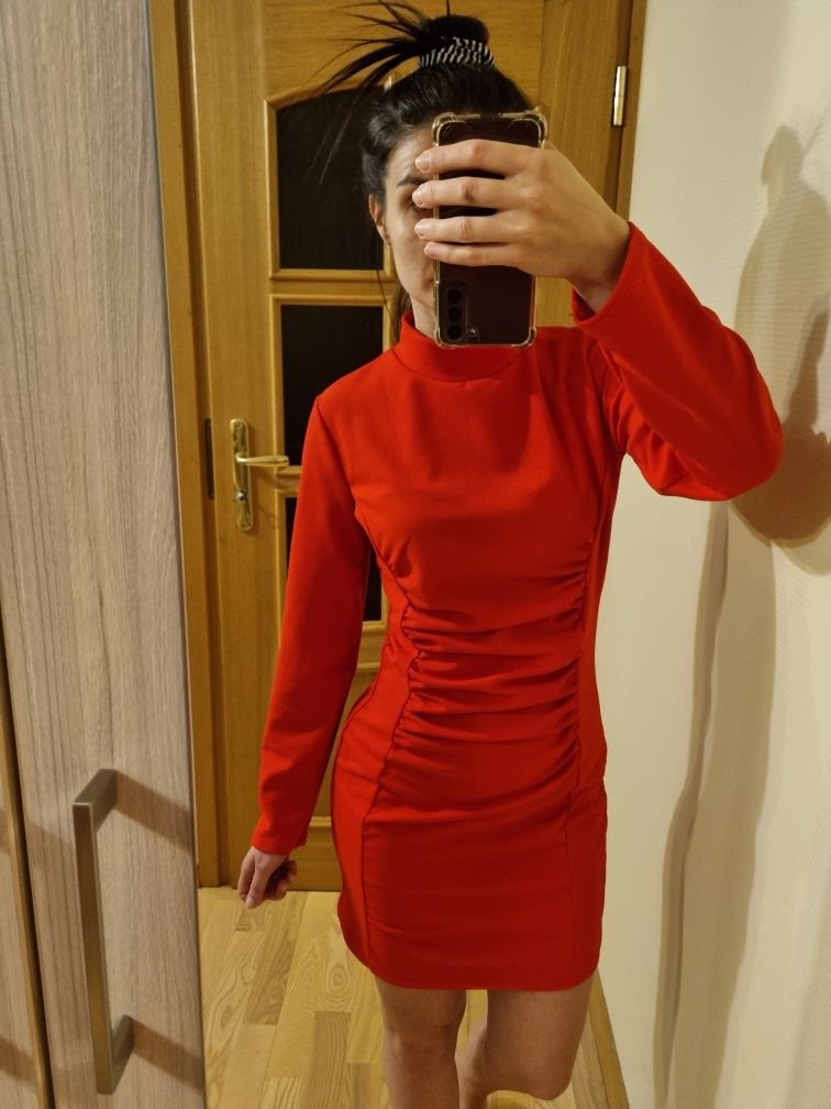 Malinowa mini z półgolfem