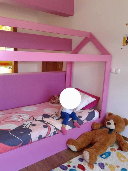 Cama tipo montessori cor rosa