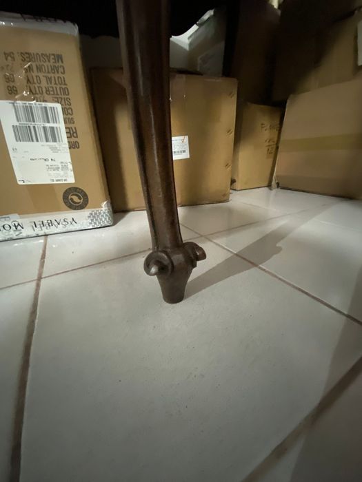 Mesa maciça oval e redonda