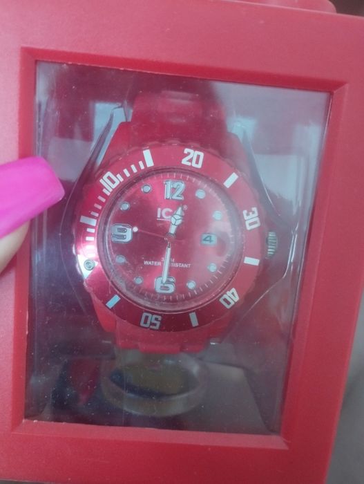 Sprzedam czerwony zegarek