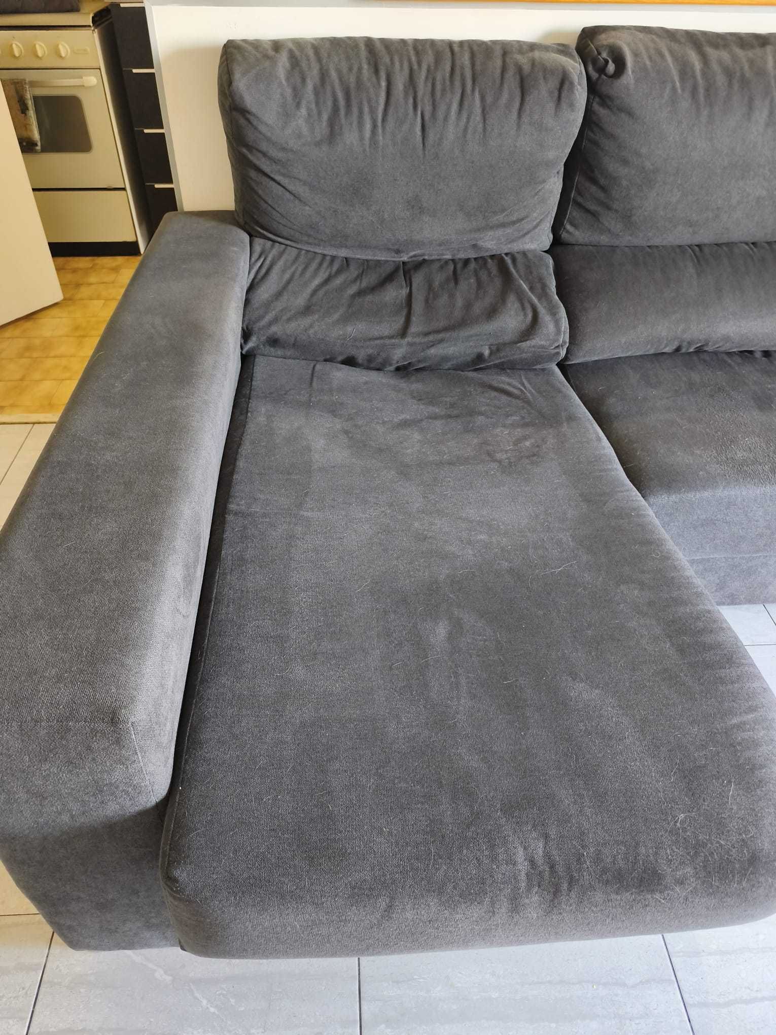 Sofá com Chaise Longue – 260cm – 2 Poufs + Arrumação – 250€ Negociável