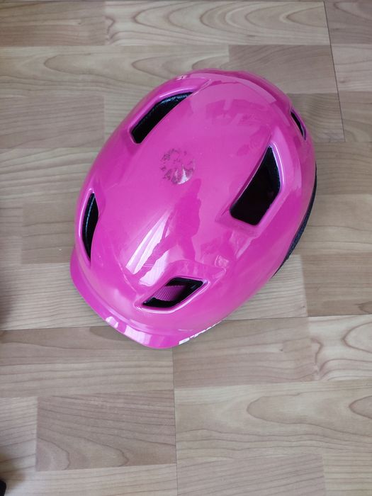 Patins, capacete joelheiras, cotoveleiras e proteção de mãos