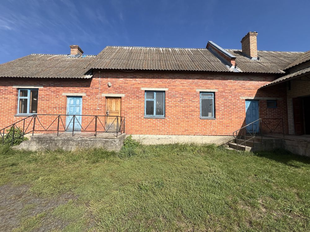 Продається комплекс приміщень в селі Бугрин