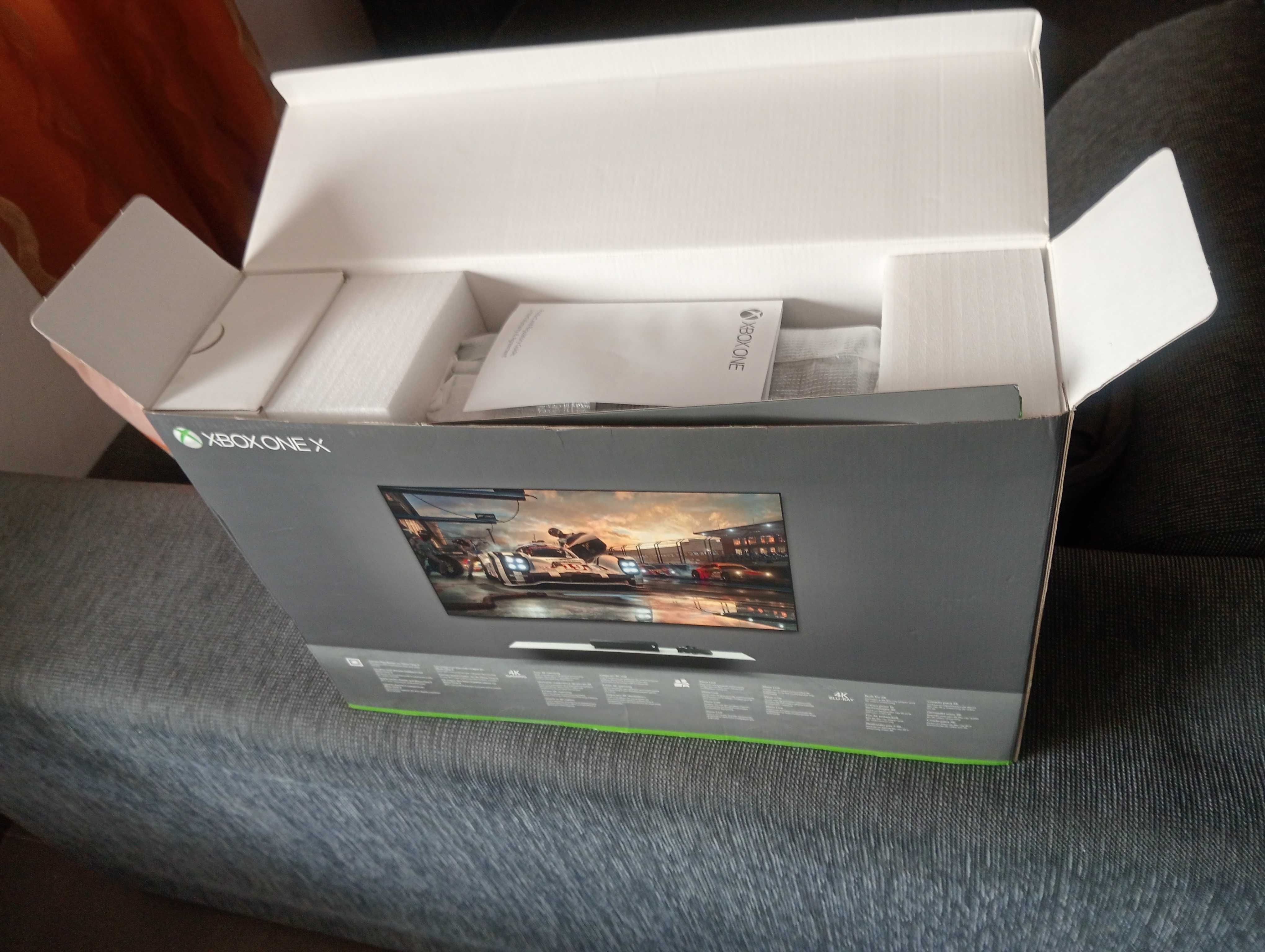 Xbox one x 4k como nova, em caixa e manual.