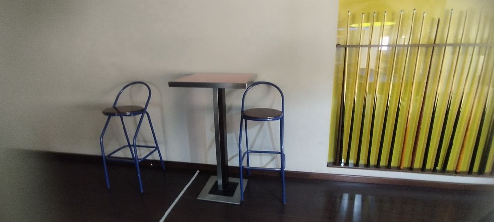 Cadeiras altas e mesas