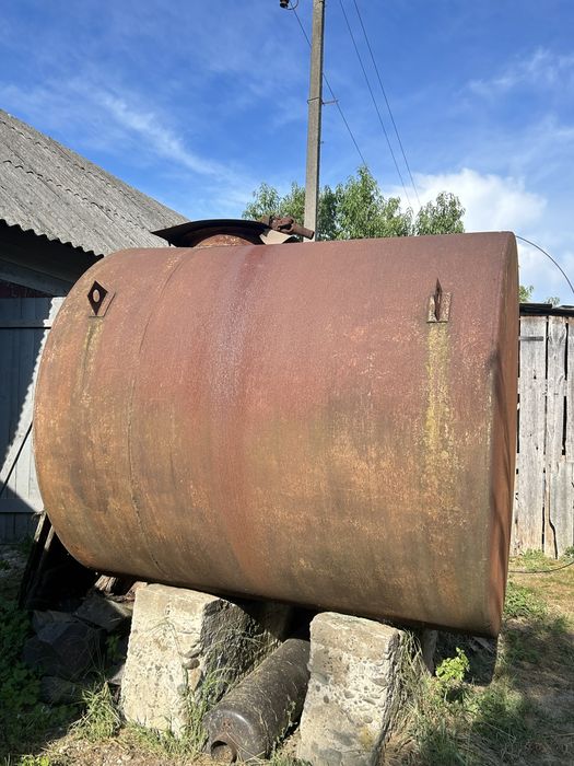 Цистерна з під ДП. Обладнана люком і краном на злив.