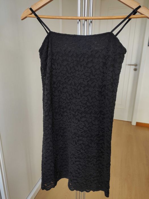Vestido preto com renda da Zara