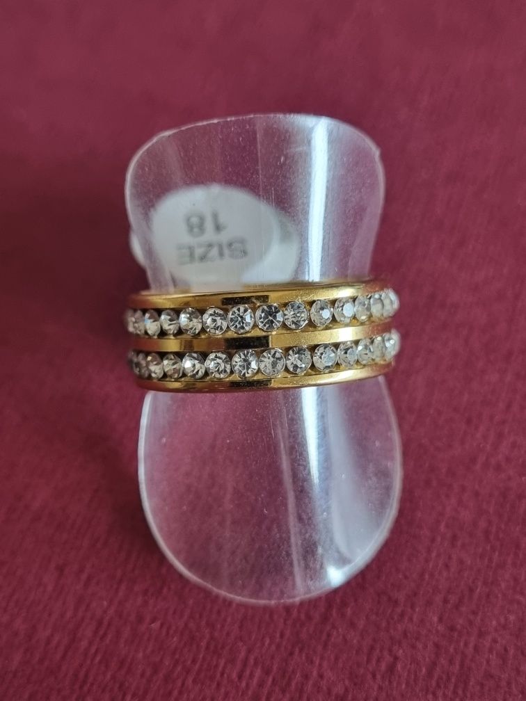 Anel/aliança dourado, em aço, com 2 fiadas de zirconias. T18