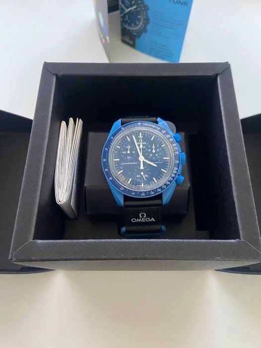 Omega x Swatch SO33N100 - Neptune z Holograficznym Designem