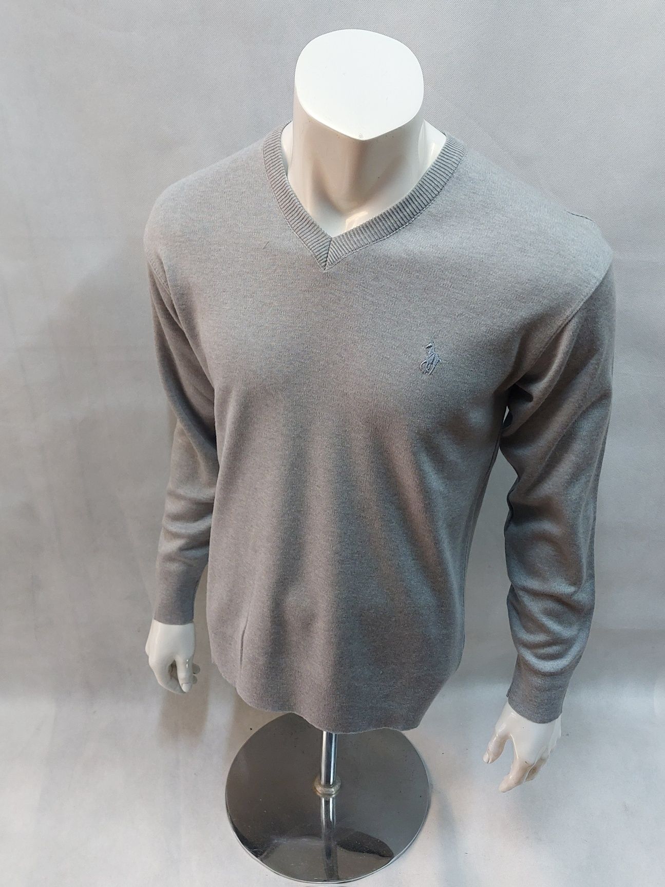 Sweter wełniany, w serek