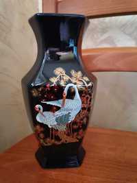 Granatowy wazon z czaplami