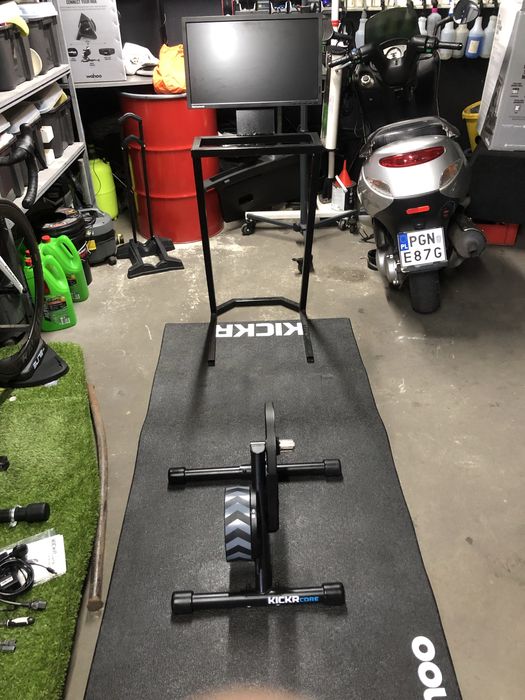 Mata wahoo, stolik metalowy z monitorem zwift