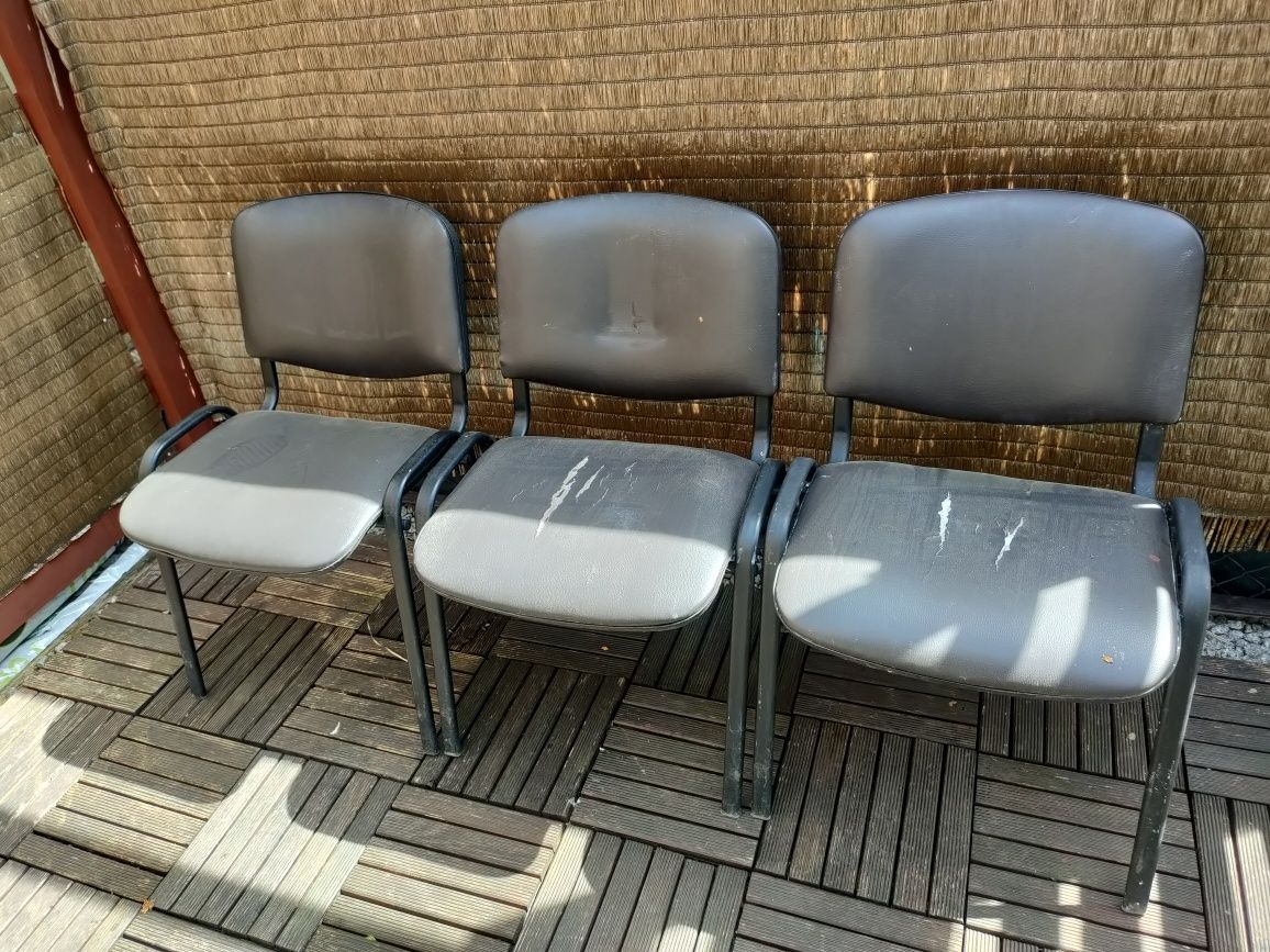 Trzy krzesła fotele.