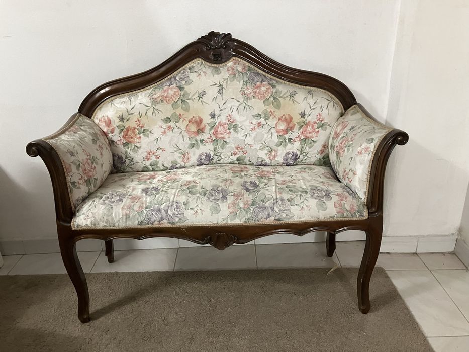 Banqueta forrada a tecido e madeira de cor mogno