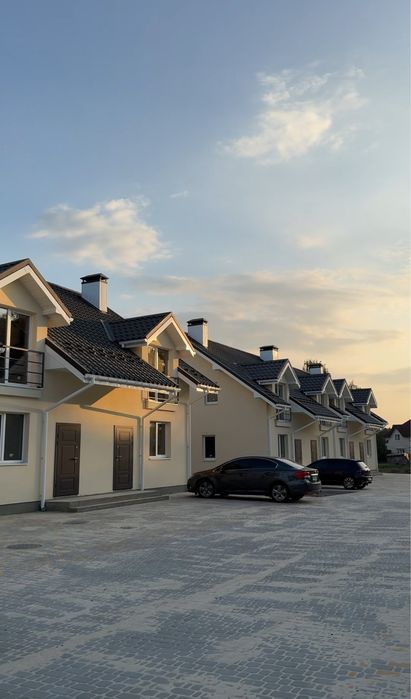 Таунхаус з виходом до озера;Лівий берег, с.Гнідин; на території басейн