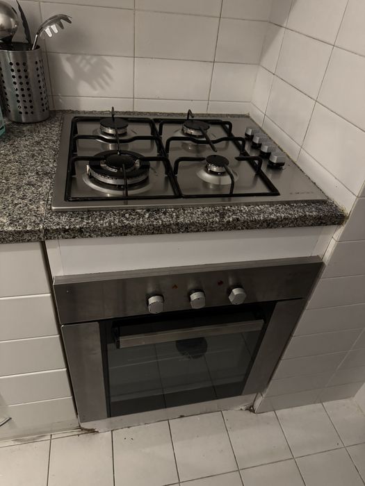 Frigorifico, placa de fogão a gás e forno.