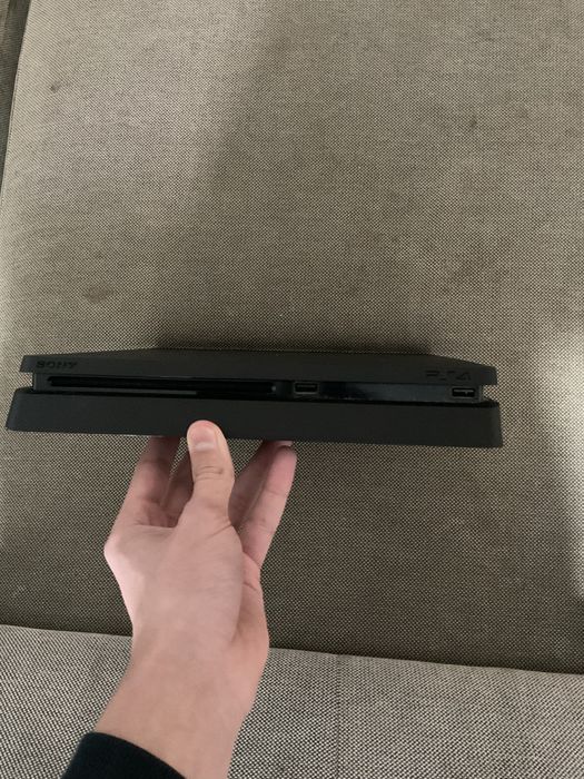 Playstation 4 com 2 comandos em otimo estado