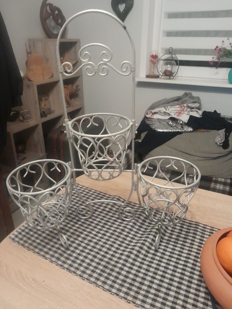 Metalowy stojak na kwiaty
