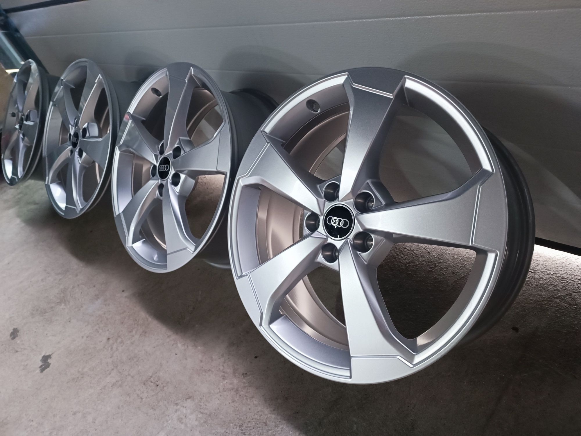 Felgi aluminiowe 5x112 Audi R19 nowe