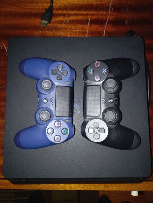 PS4 Slim 1TB  + 2 джоя Плейстейшн 4